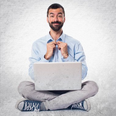 Dokulu arka plan üstünde laptop ile yakışıklı adam