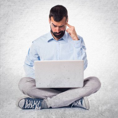 Dizüstü düşünme dokulu arka plan üzerinde olan adam