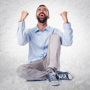 Dokulu arka plan üzerinde şanslı yakışıklı adam