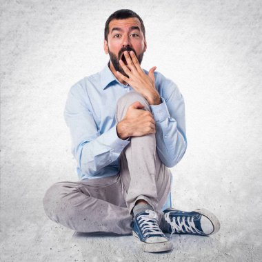 Sürpriz jest dokulu arka plan yapan yakışıklı erkek