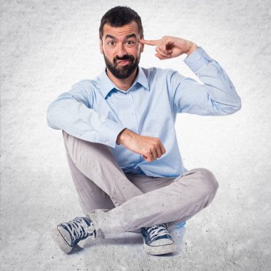 Yakışıklı adam deli hareketi üzerinde dokulu arka plan yapma