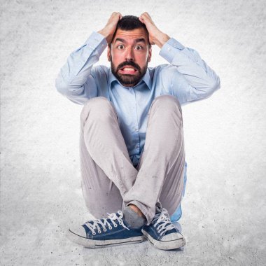 Dokulu arka plan üzerinde hayal kırıklığına yakışıklı adam