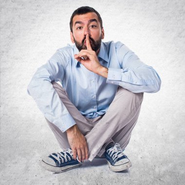 Yakışıklı adam sessizlik jest yapma dokulu arka plan