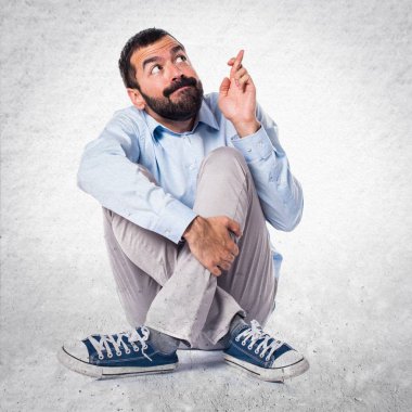 Yakışıklı adam parmaklarıyla dokulu arka plan üzerinde geçiş