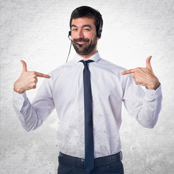 Hombre orgulloso de sí mismo sobre fondo texturizado — Foto de Stock