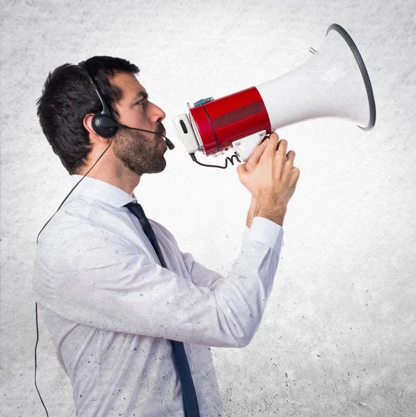 Όμορφος telemarketer άνθρωπος φωνάζει από το megaphone στην ανάγλυφη πλάτη — Φωτογραφία Αρχείου