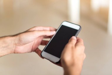 Adam bir apartman dairesinde bir haberci mobile ile yazma