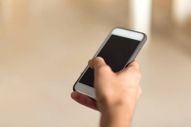 Adam bir apartman dairesinde bir haberci mobile ile yazma