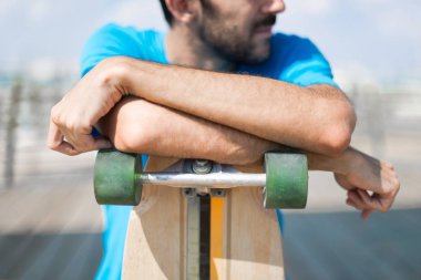 Patenci onun longboard ile