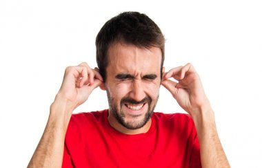 Esmer adam kulakları kapsayan