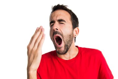 İzole arka plan üzerinde sakallı esmer adam