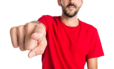 Esmer adam önüne işaret