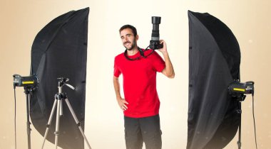 Fotoğrafçı koyu sarı zemin üzerine stüdyosunda