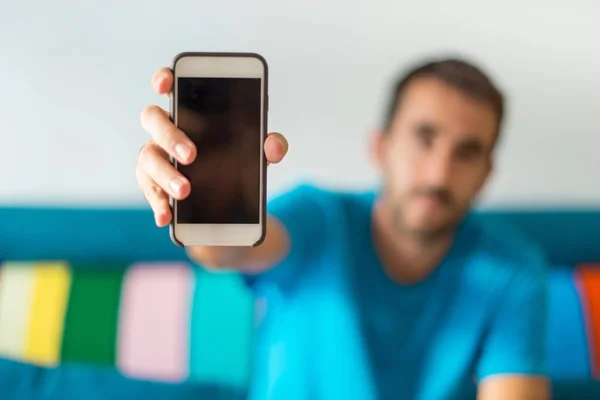 Adam telefonu gösterilen dairesinde — Stok fotoğraf