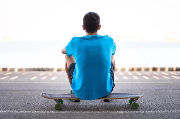 Patineur reposant en milieu urbain — Photo