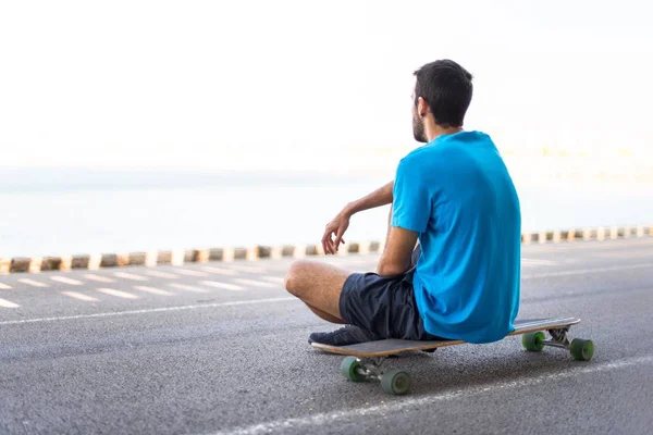 Patineur reposant en milieu urbain — Photo