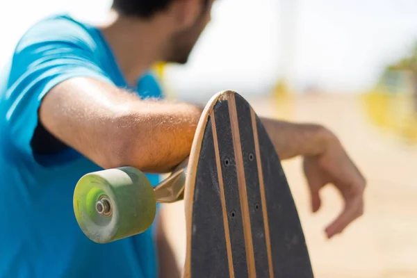 Patinador com seu longboard — Fotografia de Stock