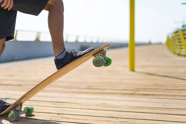 Skater avec son longboard — Photo