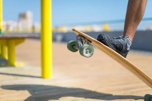 Patinador com seu longboard — Fotografia de Stock