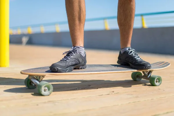 Patinador com seu longboard — Fotografia de Stock