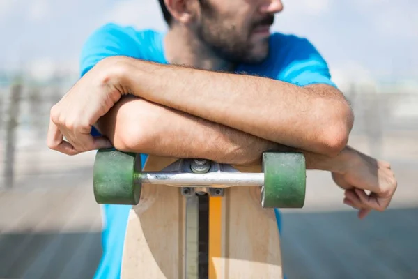 Patinador com seu longboard — Fotografia de Stock