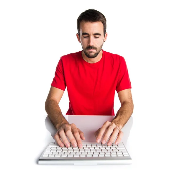 Onun klavye ile çalışan bilgisayar teknisyeni — Stok fotoğraf