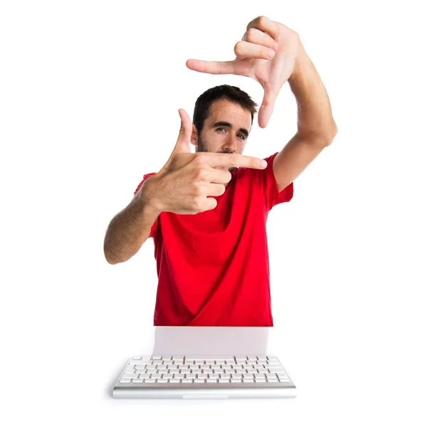 Комп'ютерний технік, що працює зі своєю клавіатурою, фокусуючись пальцями — стокове фото