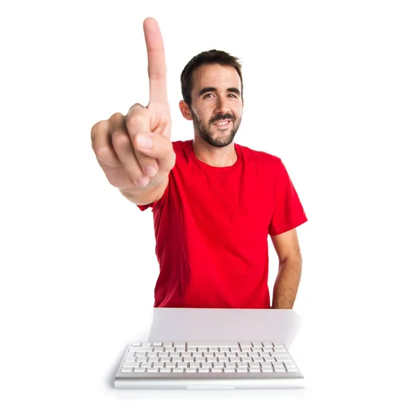 Técnico informático trabajando con su teclado contando uno — Foto de Stock
