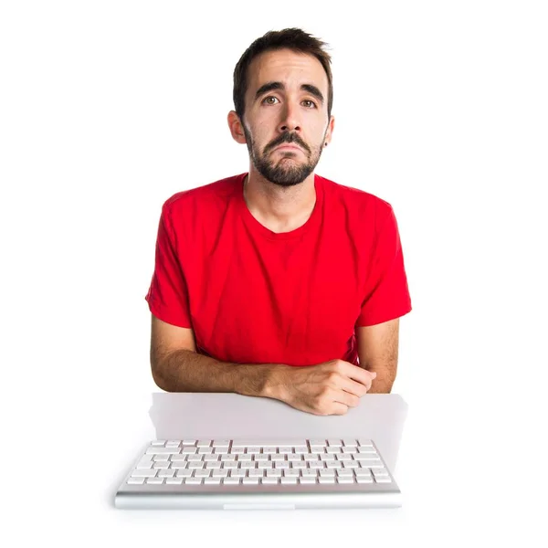 可怜的电脑技术员工作与他的键盘 — 图库照片