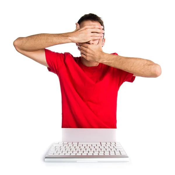 Técnico informático trabajando con su teclado cubriendo su cara —  Fotos de Stock