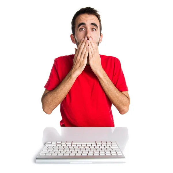 Técnico informático que trabaja con su teclado cubriéndose la boca — Foto de Stock