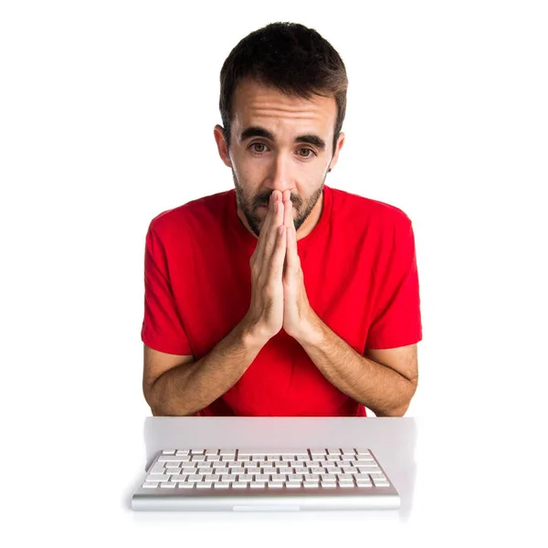 Técnico de informática a trabalhar com o teclado a implorar — Fotografia de Stock