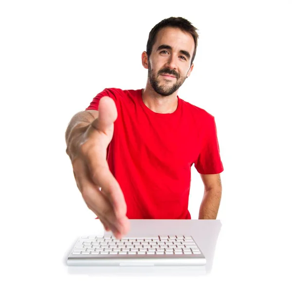 Technik komputerowych w pracy z jego klawiatura dokonywanie transakcji — Zdjęcie stockowe