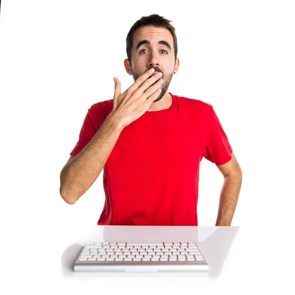 电脑技术员工作与他的键盘做惊喜的手势 — 图库照片