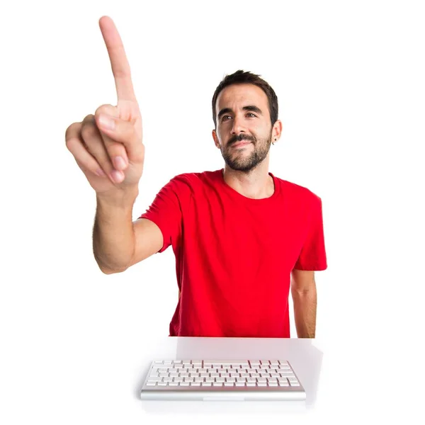Комп'ютерний технік, що працює зі своєю клавіатурою, торкаючись прозорого екрана — стокове фото