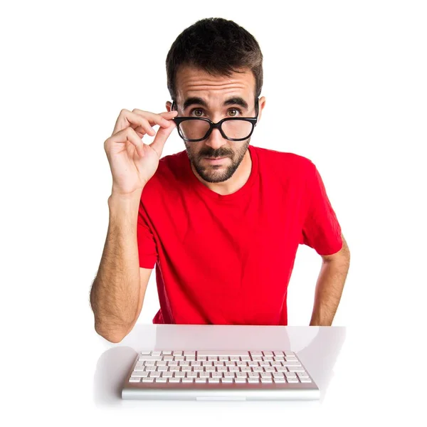 Técnico informático que trabaja con su teclado con gafas — Foto de Stock