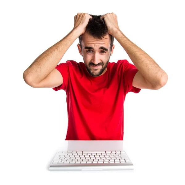 Frustrerad datatekniker arbetar med hans tangentbord — Stockfoto