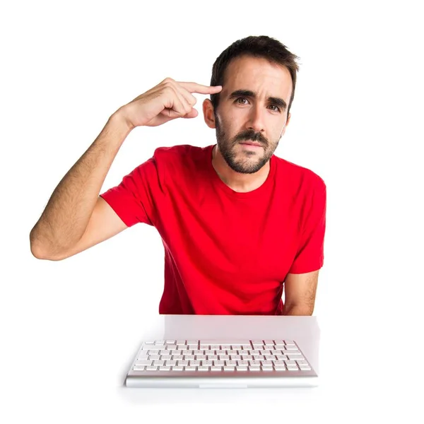 Técnico informático trabajando con su teclado haciendo un gesto loco —  Fotos de Stock