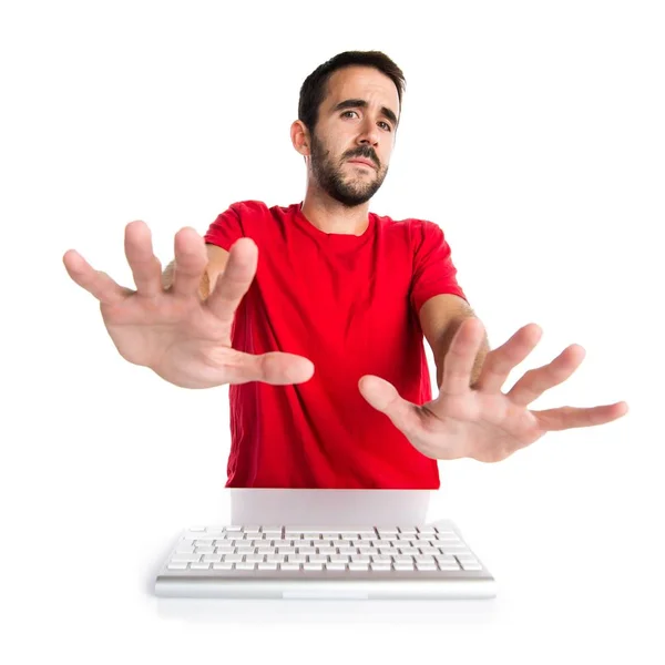 Technik komputerowych w pracy z jego klawiatura Dokonywanie znak stop — Zdjęcie stockowe