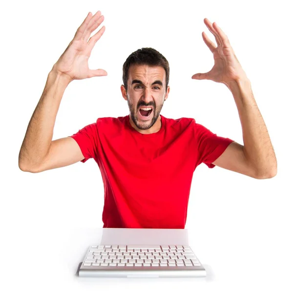 Technicien informatique frustré travaillant avec son clavier — Photo