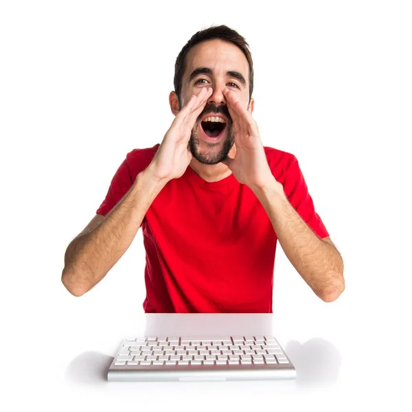 彼のキーボードの叫びで作業するコンピューター技術者 — ストック写真