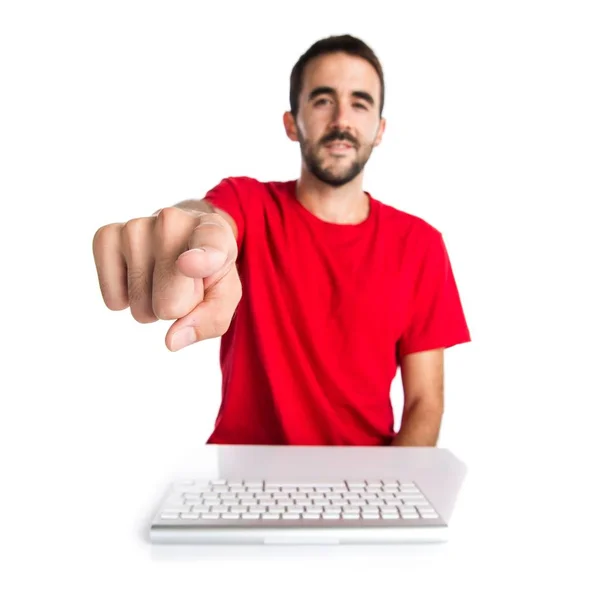 Öne doğru işaret onun klavye ile çalışan bilgisayar teknisyeni — Stok fotoğraf