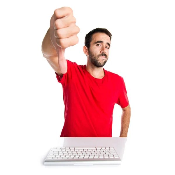 Técnico de computador trabalhando com seu teclado fazendo mau sinal — Fotografia de Stock