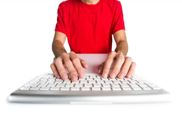 Комп'ютерний технік, що працює зі своєю клавіатурою — стокове фото