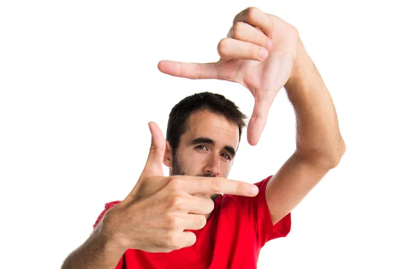 Brunette man scherpstellen met zijn vingers — Stockfoto