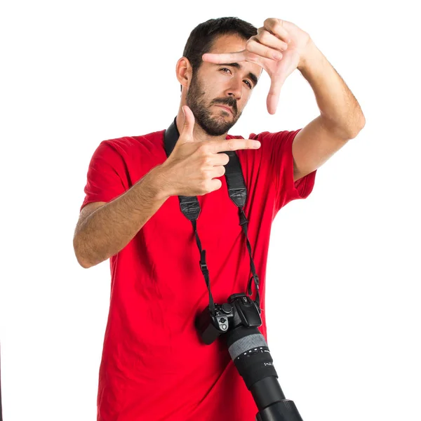 Fotograf man fokusera med hans fingrar — Stockfoto