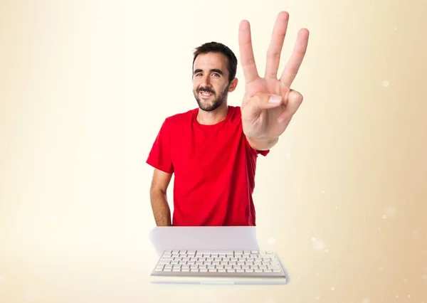 Técnico de informática trabalhando com seu teclado contando com três em — Fotografia de Stock