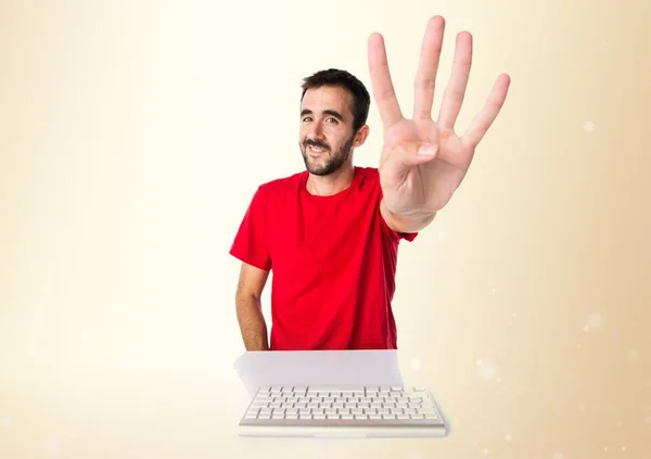 Technik komputerowych w pracy z jego klawiatura liczenia cztery na o — Zdjęcie stockowe
