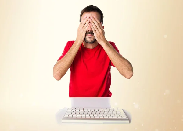 Gözlerini kapsayan onun klavye ile çalışan bilgisayar teknisyeni — Stok fotoğraf