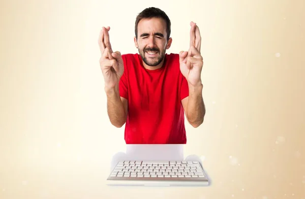 Técnico informático que trabaja con su teclado con los dedos c — Foto de Stock